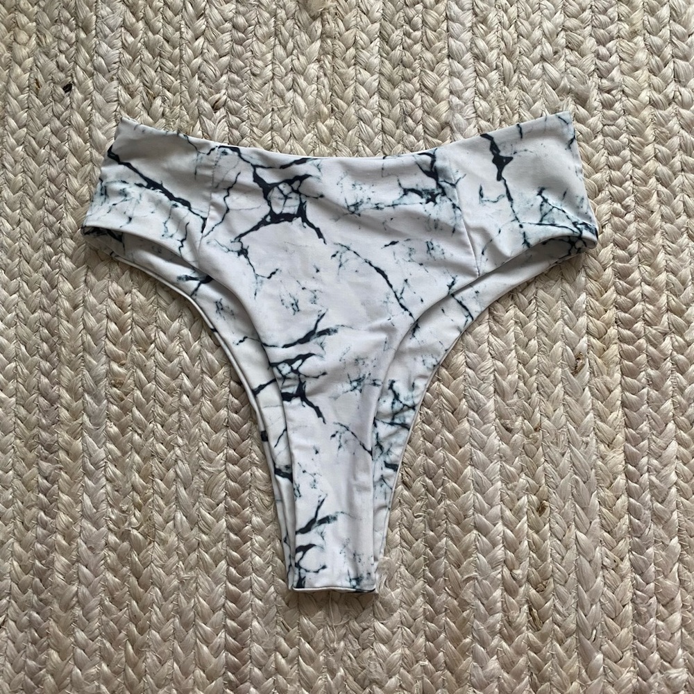 Marble high waisted bikini bottoms super flattering snatches your waist size M